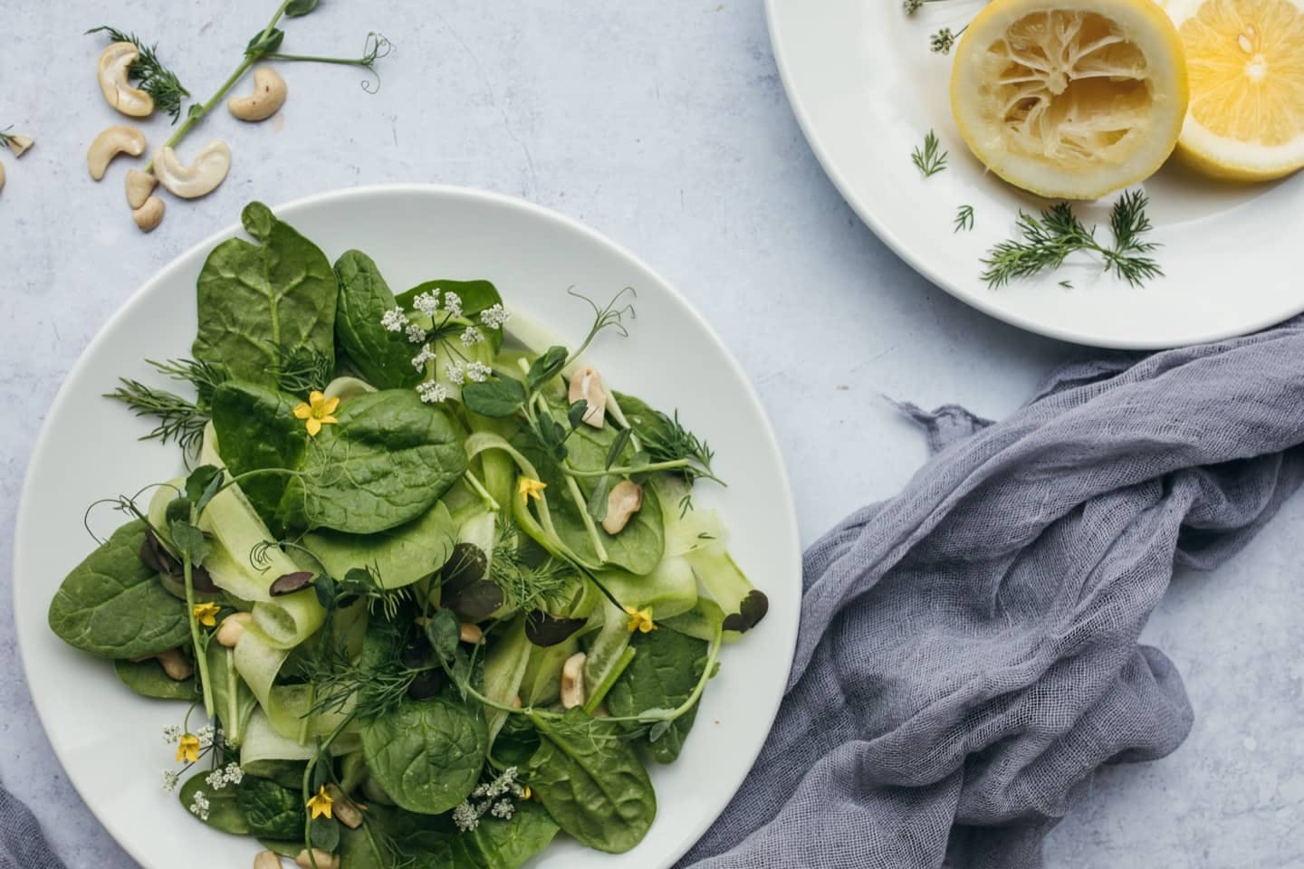 Salat mit Dille garniert